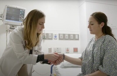 Кодирование Аквилонг в Михайлове Врач держит пациентку за руку